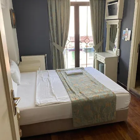 Hotel La Petite Maison 3*