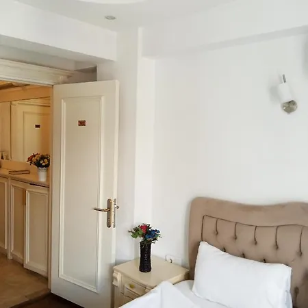 Hotel La Petite Maison 3*