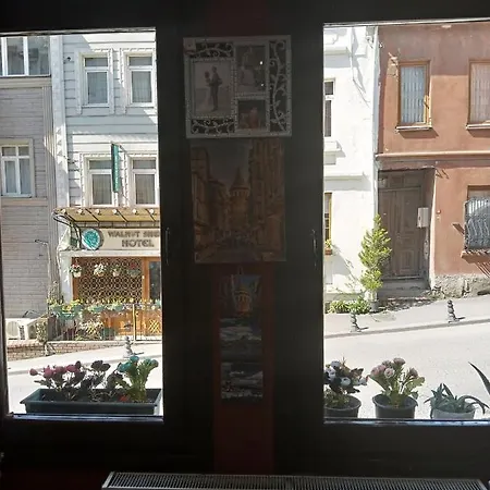 Hotel La Petite Maison 3*